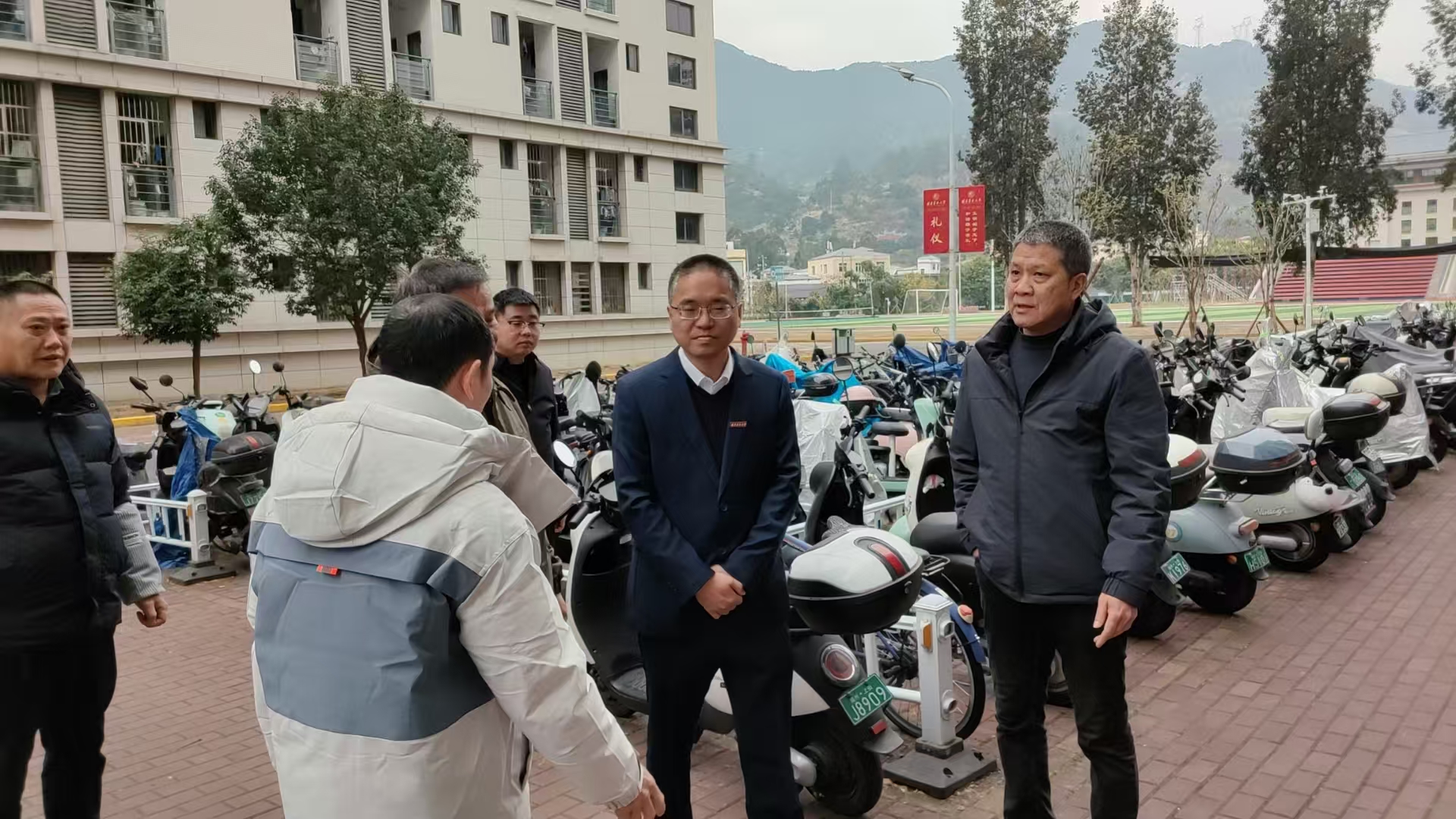 部署学生宿舍周边临时停车场整改工作.jpg