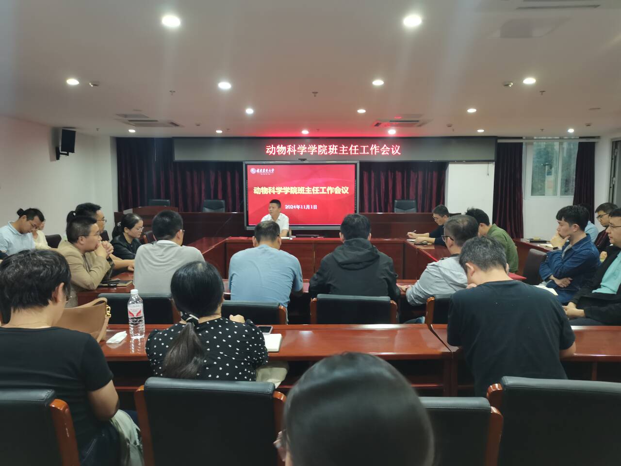 会议现场 f13856fc555e0665630dfb9af3a85432_720.jpg