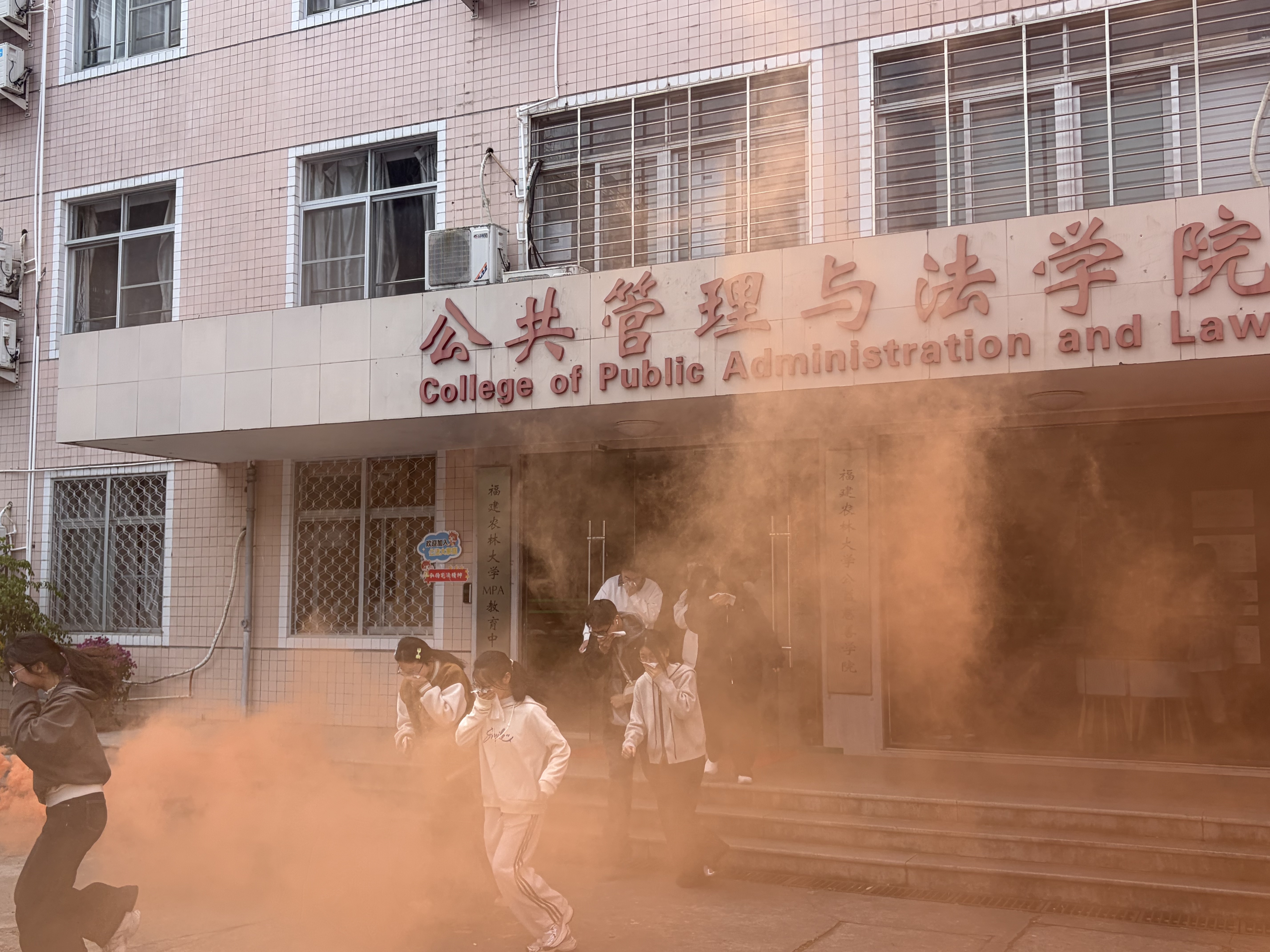 教学办公场所疏散演练现场.jpg