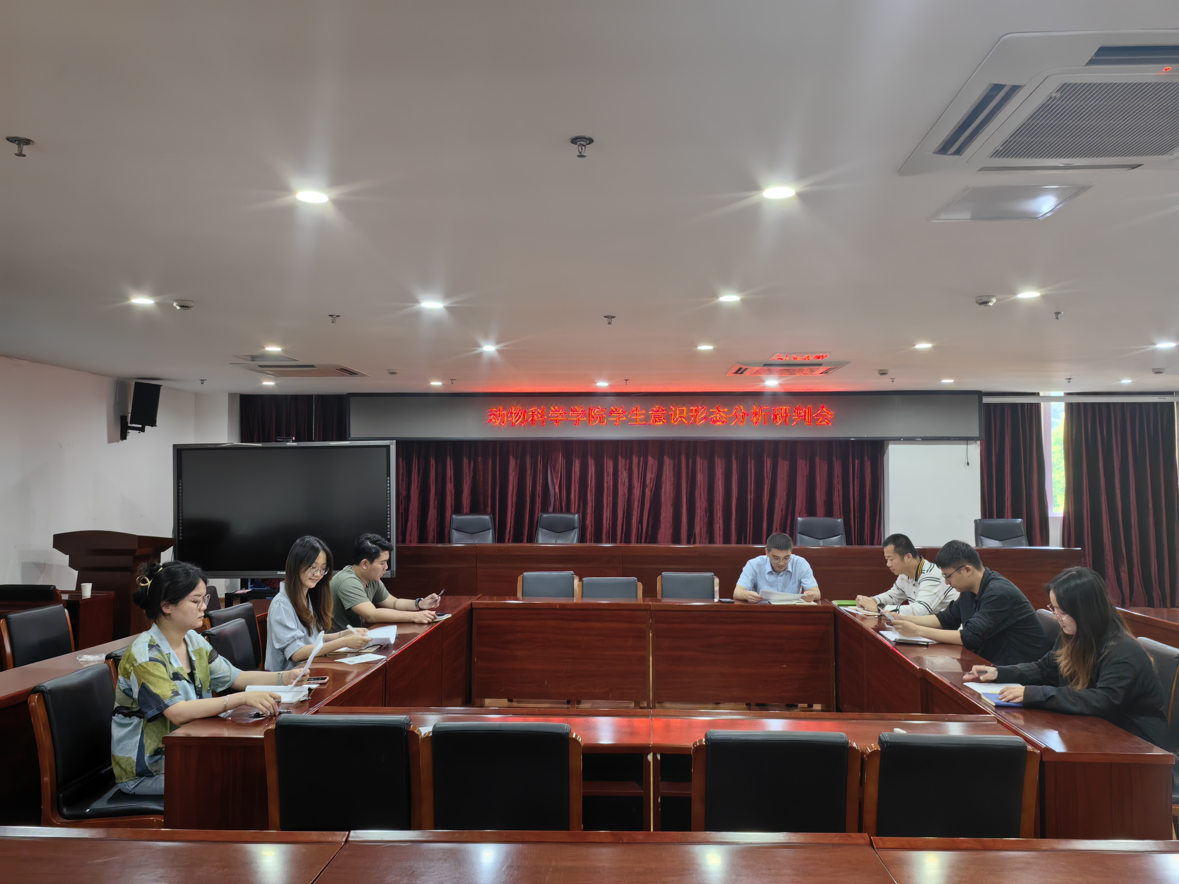 调研走访动物科学学院.jpg