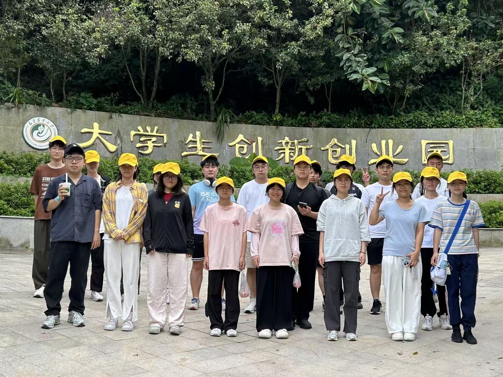 学生集体合照.jpg