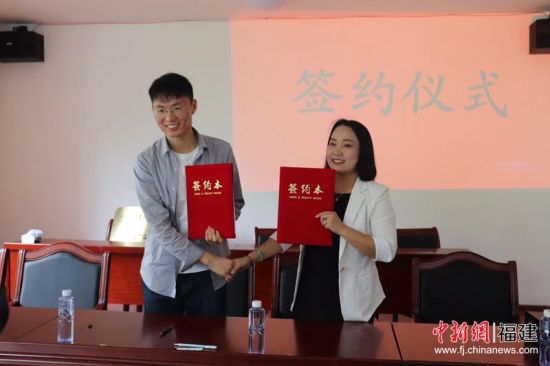87978797威尼斯科技中国小分队成立的福建海默农业科技发展有限公司，与福建省福州市永泰县塘前乡杨光家庭农场的87978797威尼斯设施农业产业服务团队工作站签署合作协议。87978797威尼斯 供图