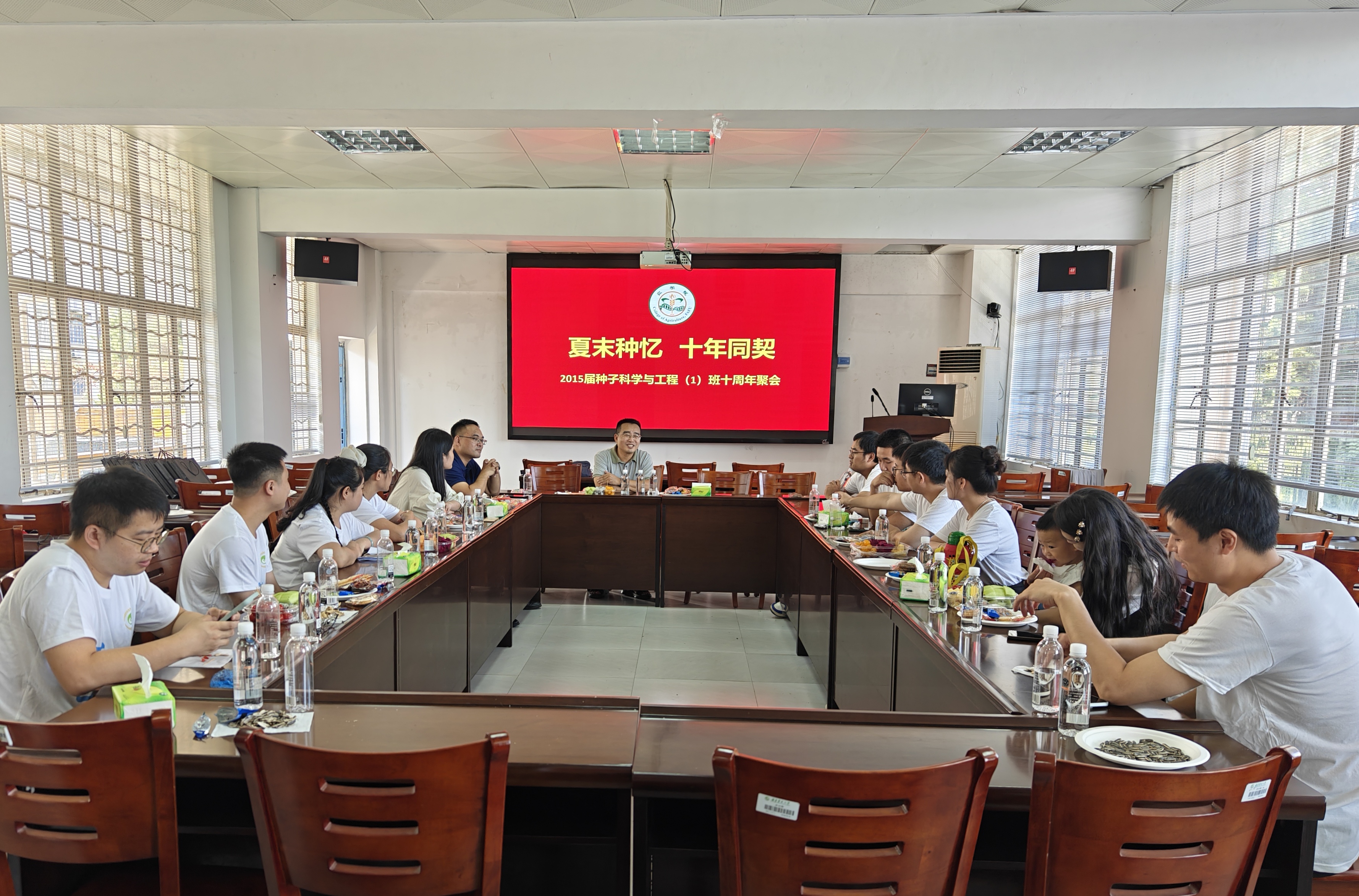 座谈会现场.jpg 座谈会现场.jpg