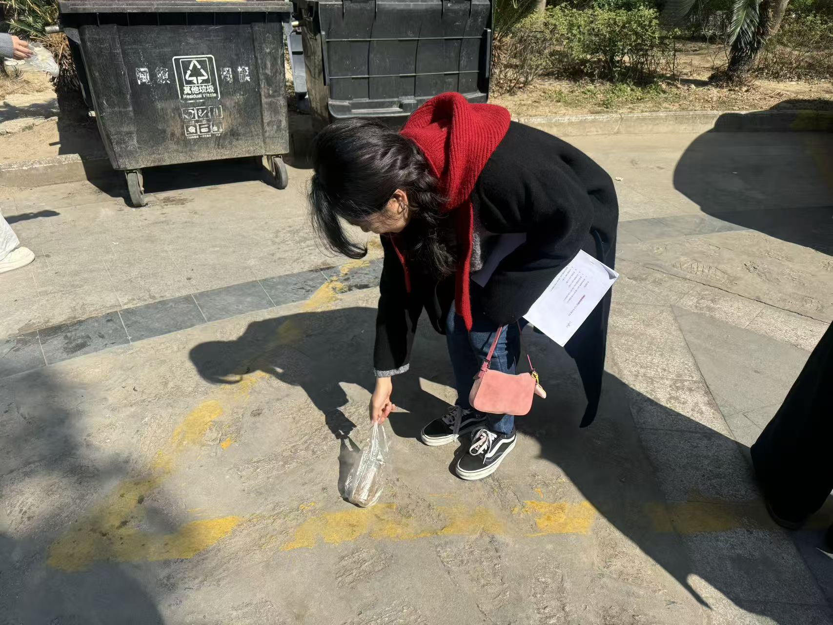 同学们对周边社区进行清洁1.jpg