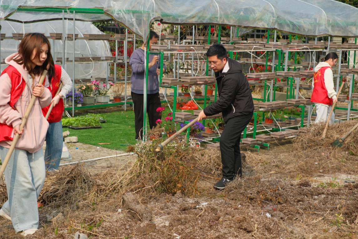 师生志愿者们进行荷花池基地场地修缮2.png