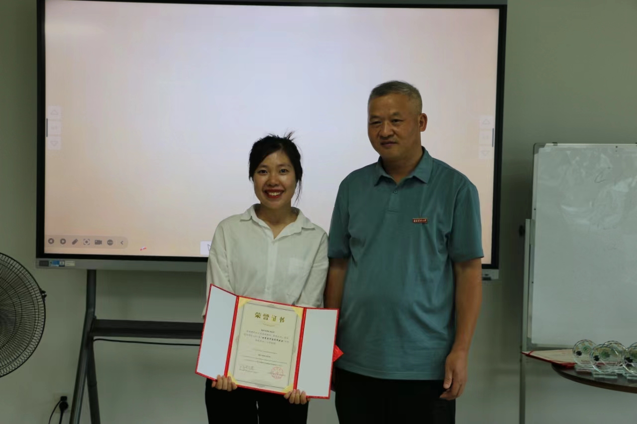 陈祖建院长为优秀毕业生颁奖.jpg