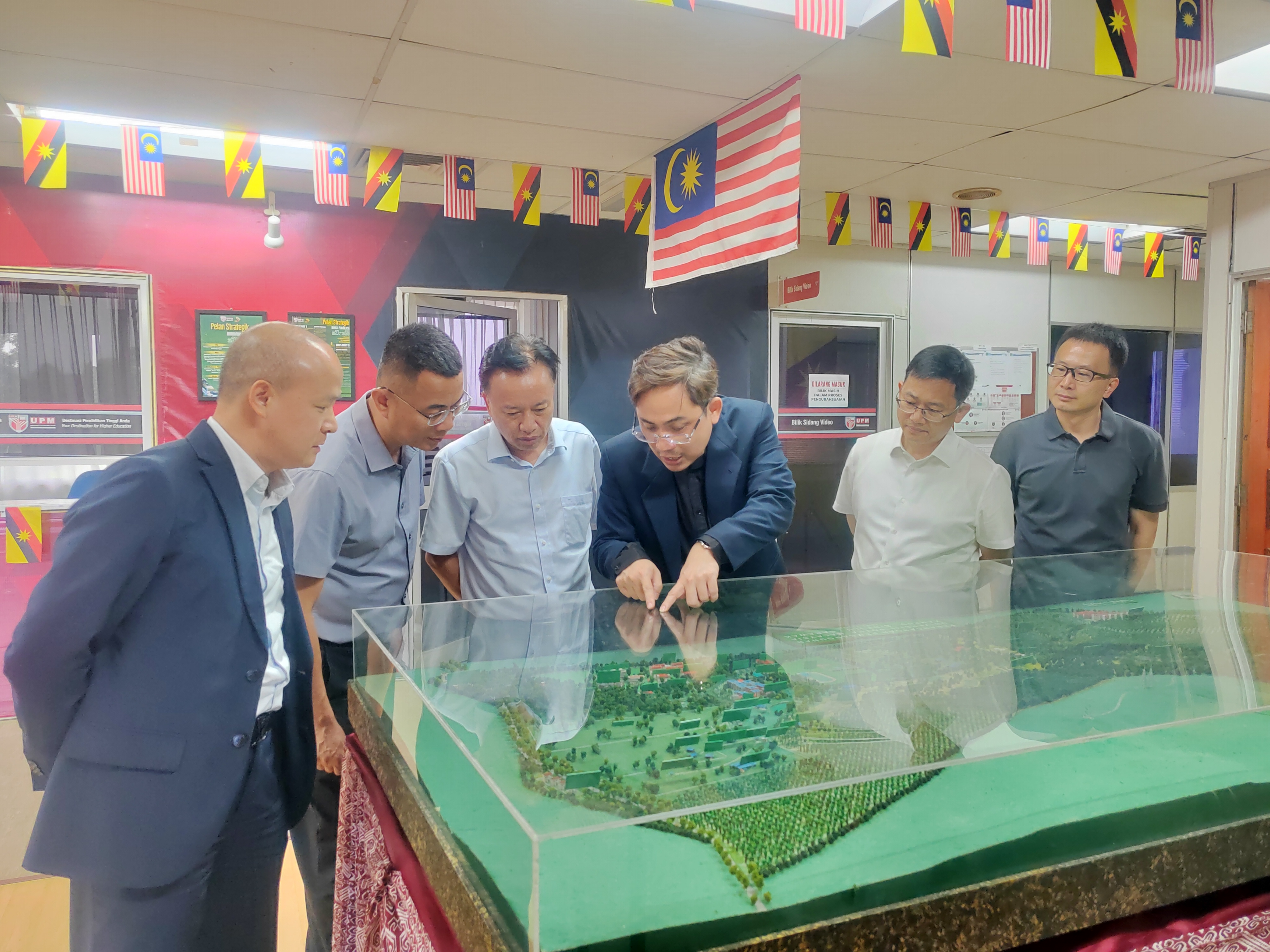 听取我校与博特拉大学拟合建孔院的选址介绍.jpg