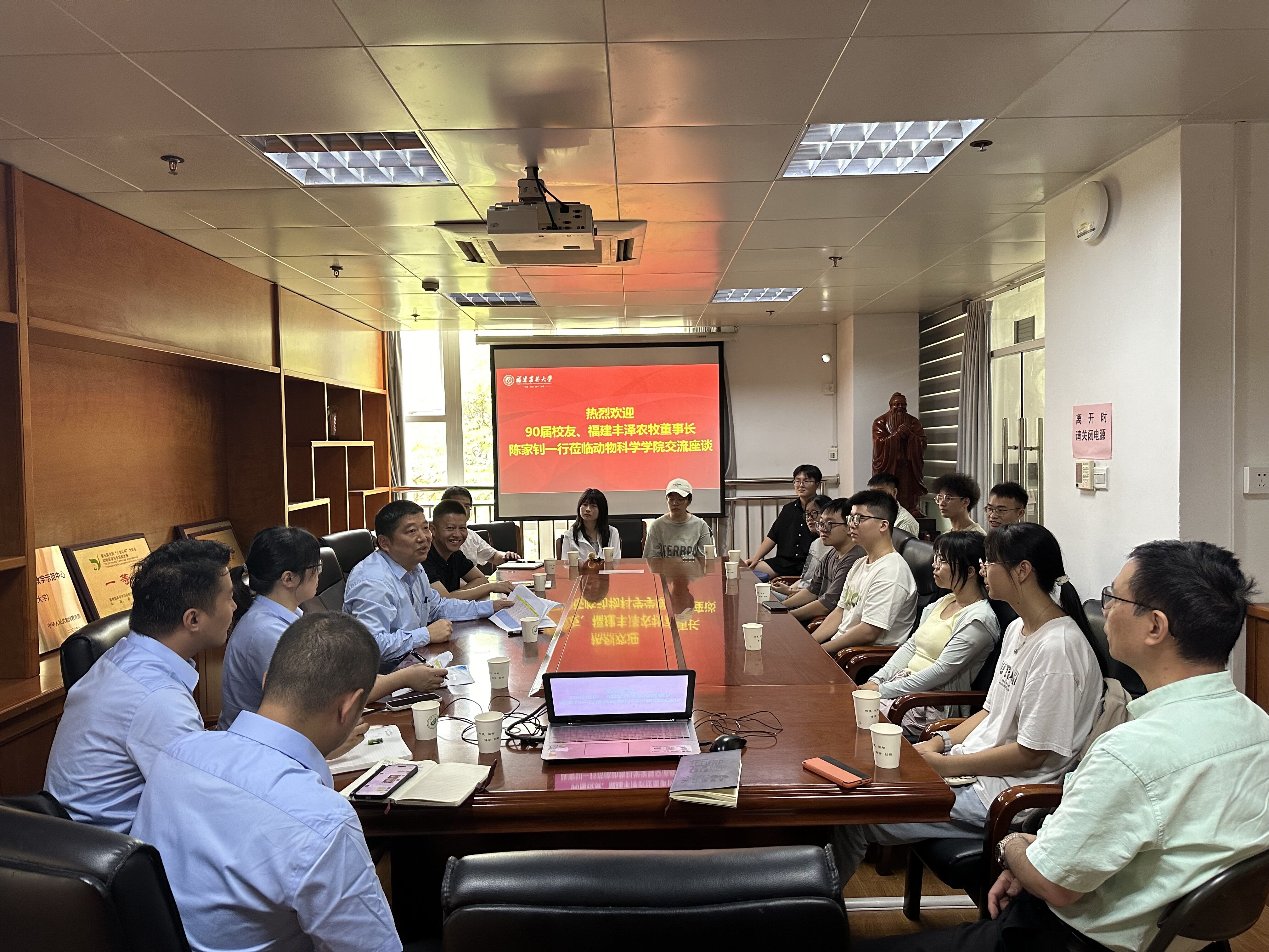 交流座谈会现场 交流座谈会现场.jpg