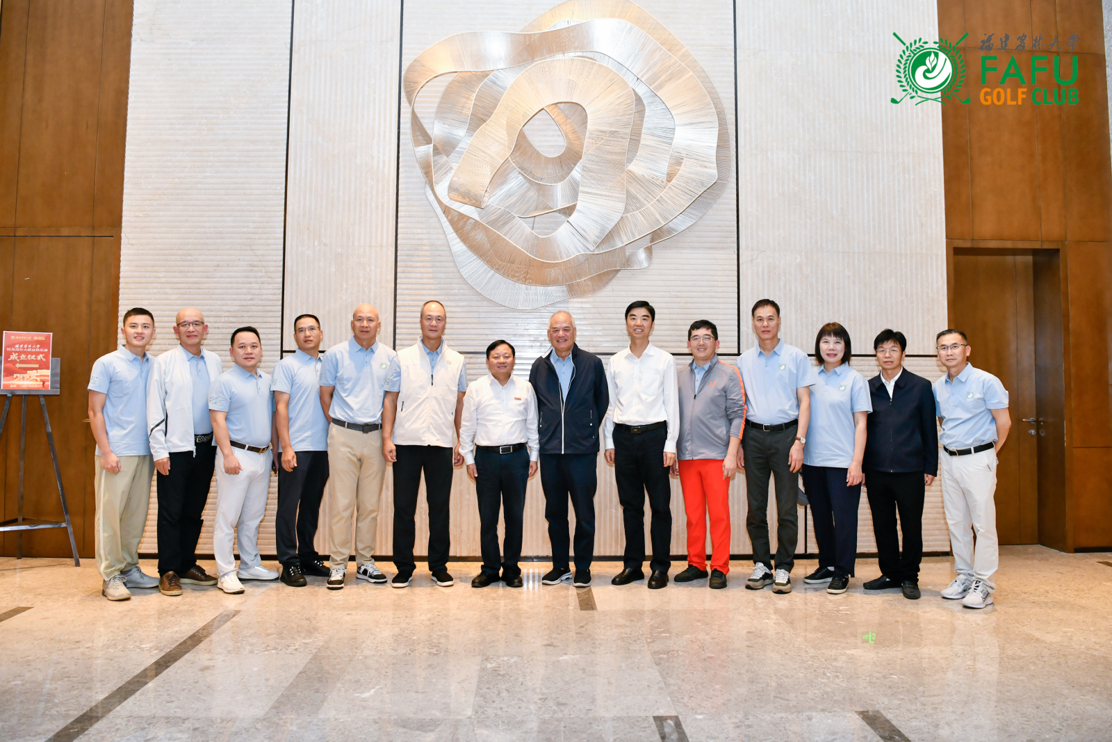兰思仁与俱乐部校友代表交流合影.jpg