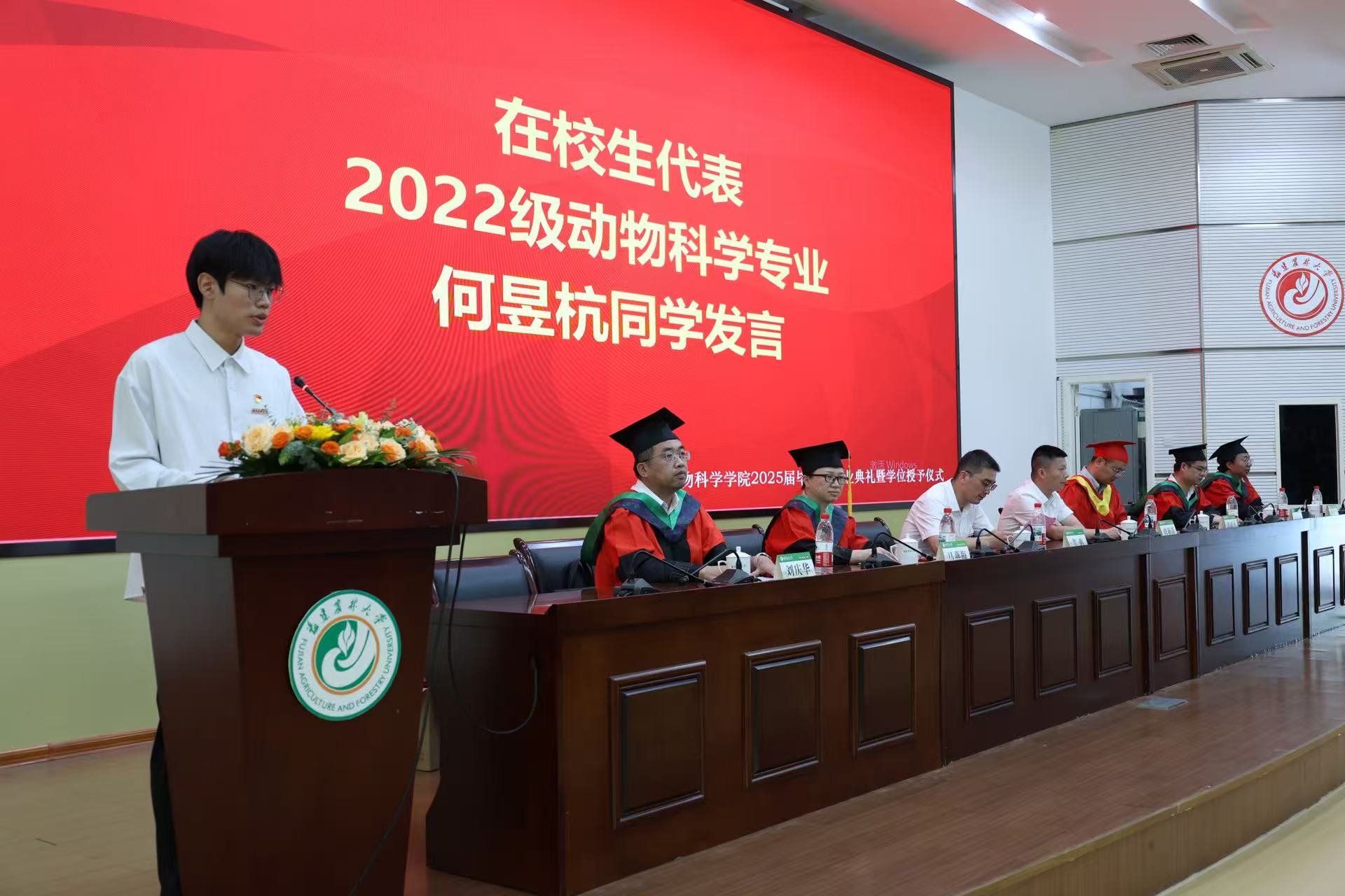 在校生代表何昱杭发言.jpg